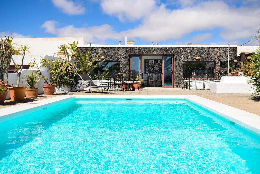 a swimming pool in front of a house at La Guajira in Güime