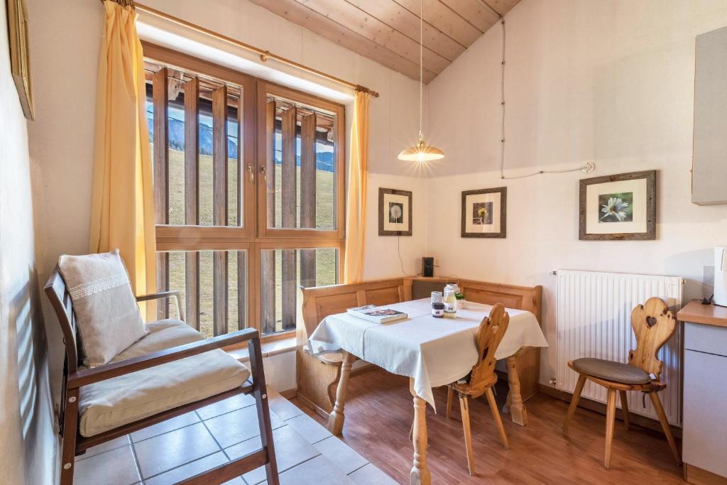 a dining room with a table and chairs and a window at Moserhof Ferienwohnung Schartblick in Sarntal