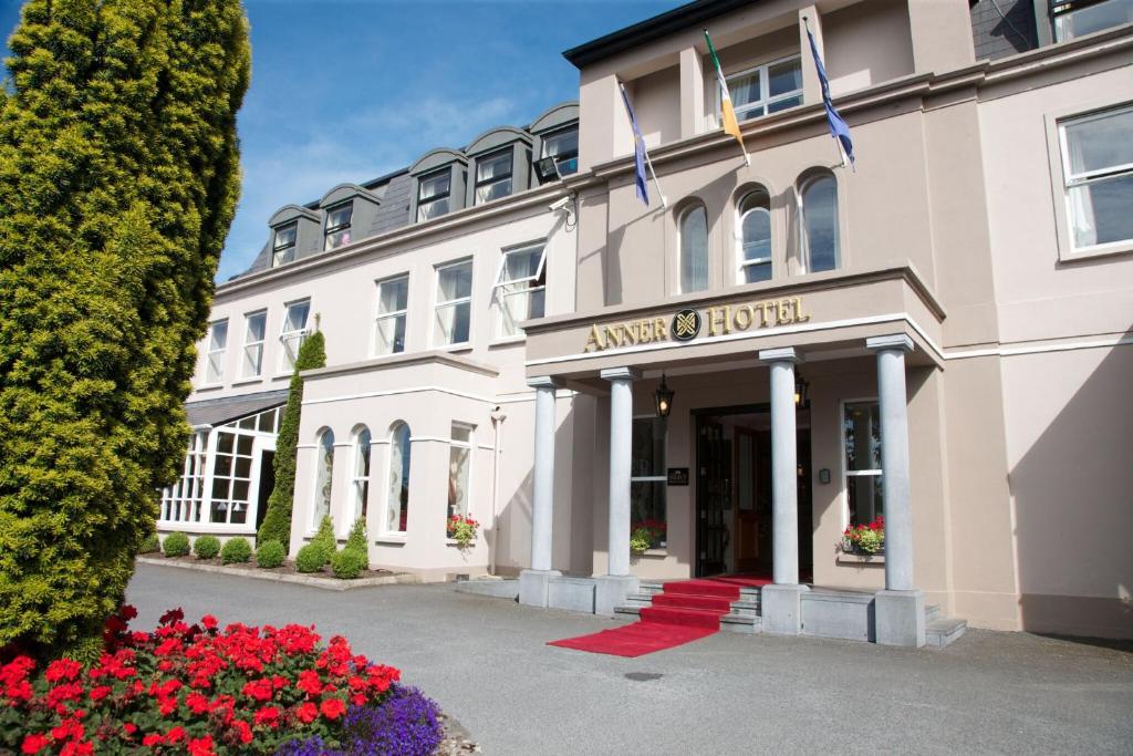 una representación de la entrada al hotel de la embajada en Anner Hotel en Thurles