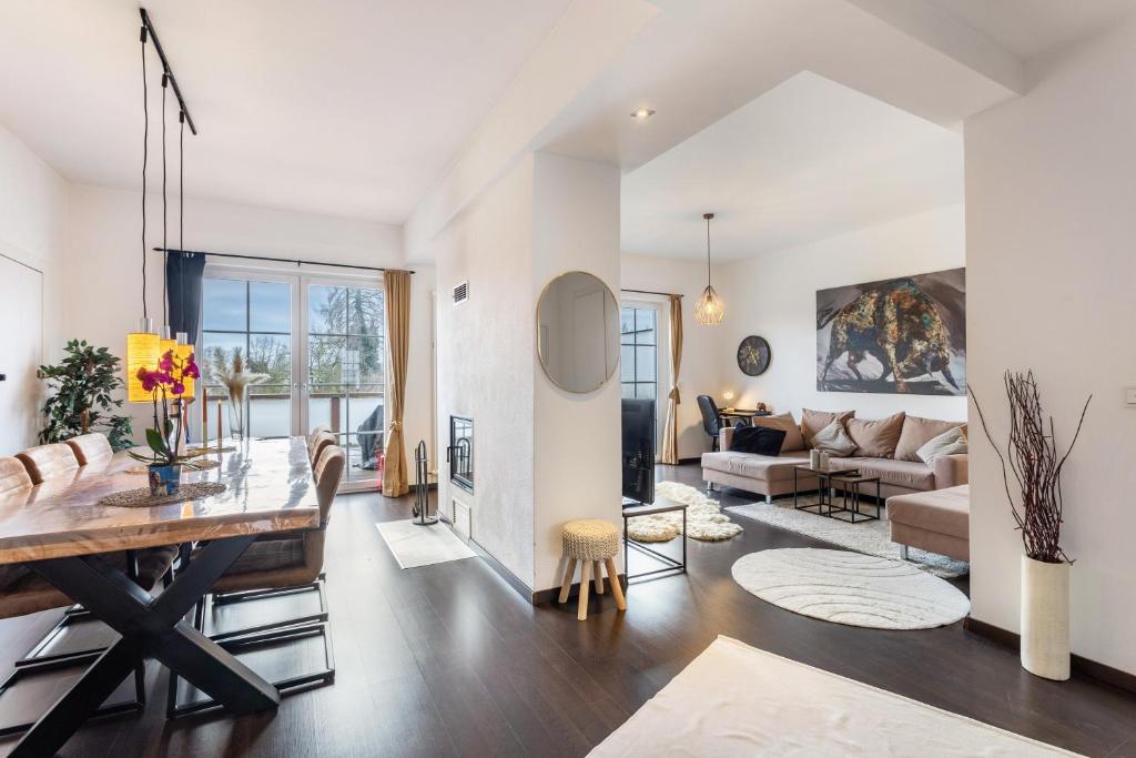 a living room with a table and a living room with a couch at Exklusives Loft mit Kamin in Bad Salzuflen