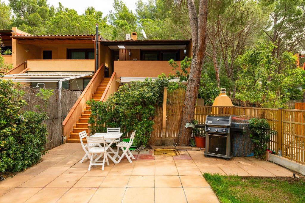 a patio with a table and chairs in a backyard at Da doddo e beby in Santa Margherita di Pula