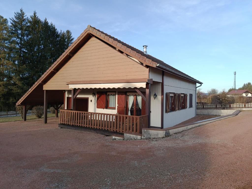 a small building on the side of a road at Chalet Rivage Home in Pont-de-Poitte