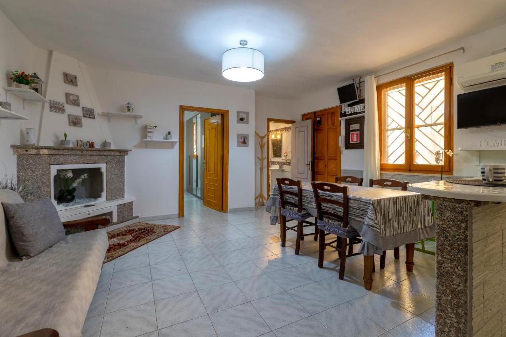a kitchen and living room with a table and chairs at La casetta Bianca in Sassari