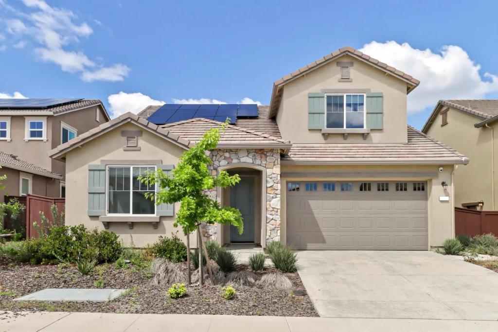 a house with solar panels on the roof at Monthly or Daily Stay in Spacious 4BD for Family or Work with Outdoor backyard and BBQ grill in Folsom