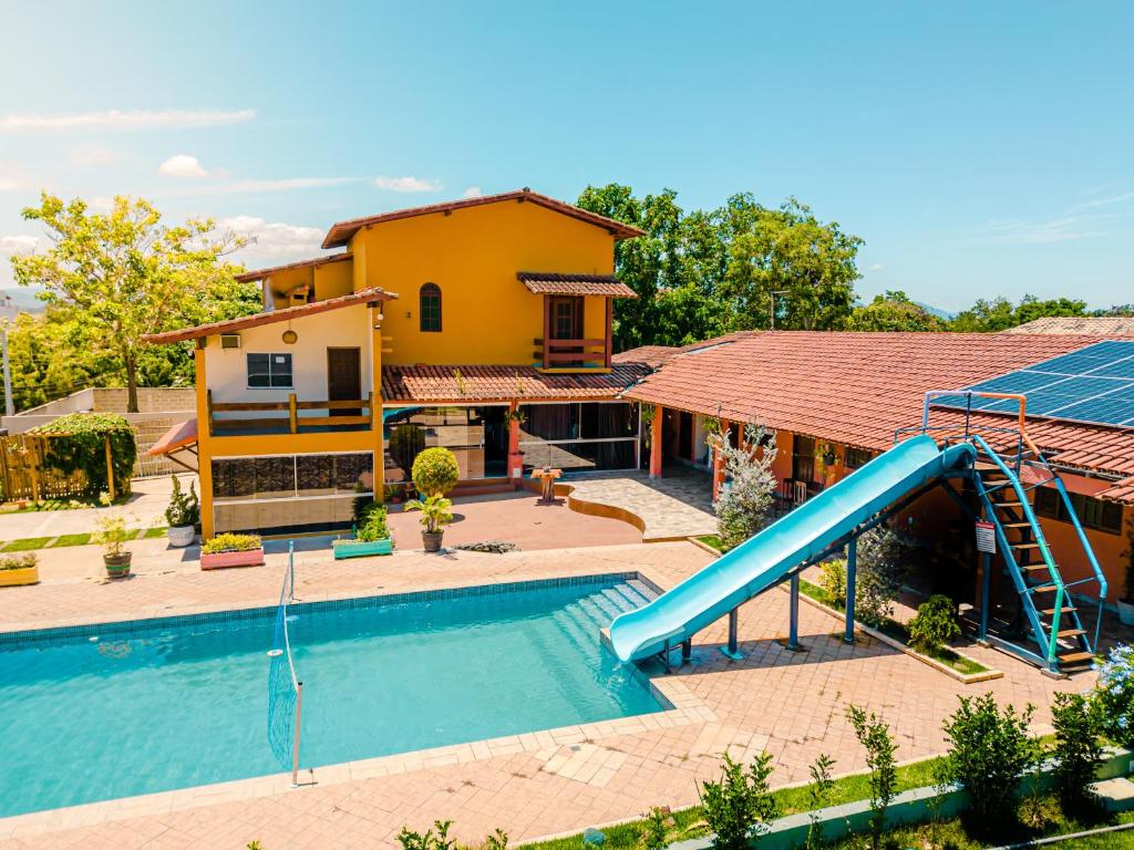 an image of a house with a swimming pool at Hostel-Casa25-Meaipe in Guarapari