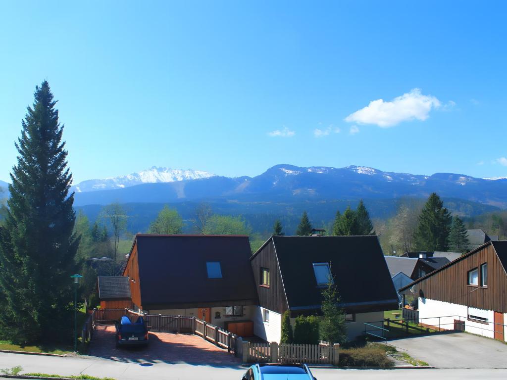 a group of houses with mountains in the background at Sonnenalm - Ferienwohnung in Reith