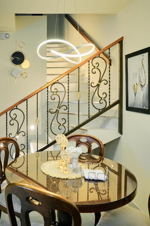 a dining room with a glass table and a staircase at Pacohouse, Apartamento cerca al parque in Jardin