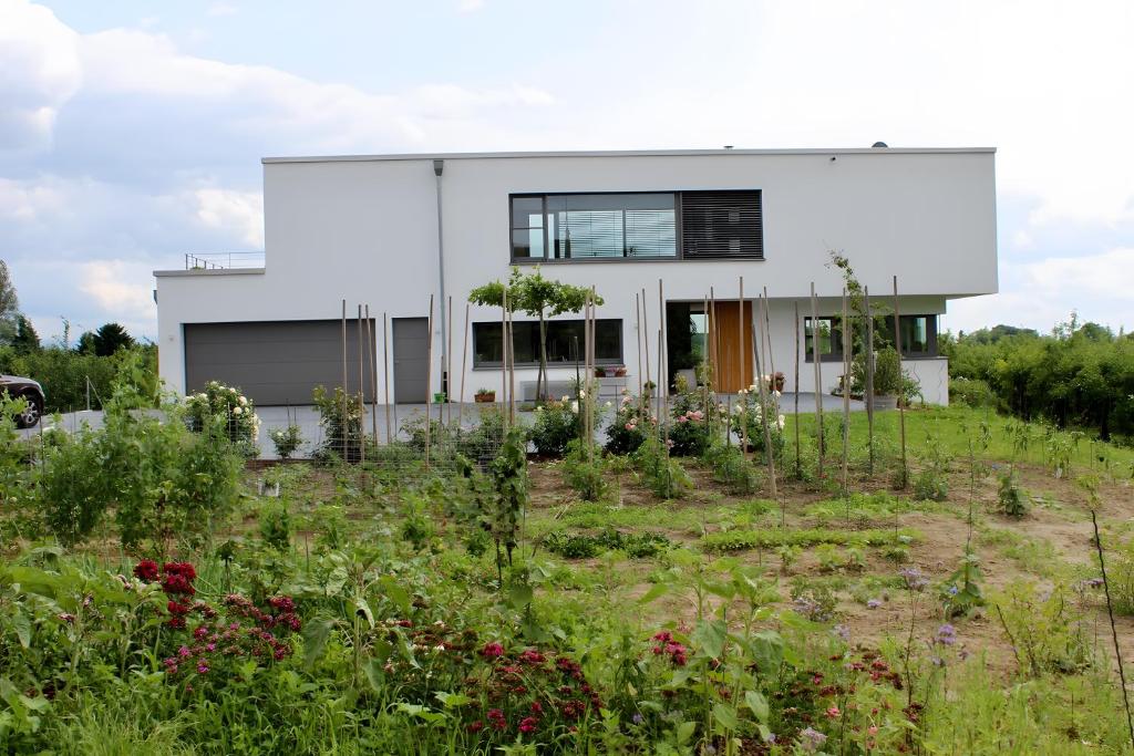 a house on a hill with a garden at Ferienwohnung im Obstgarten in Ihringen