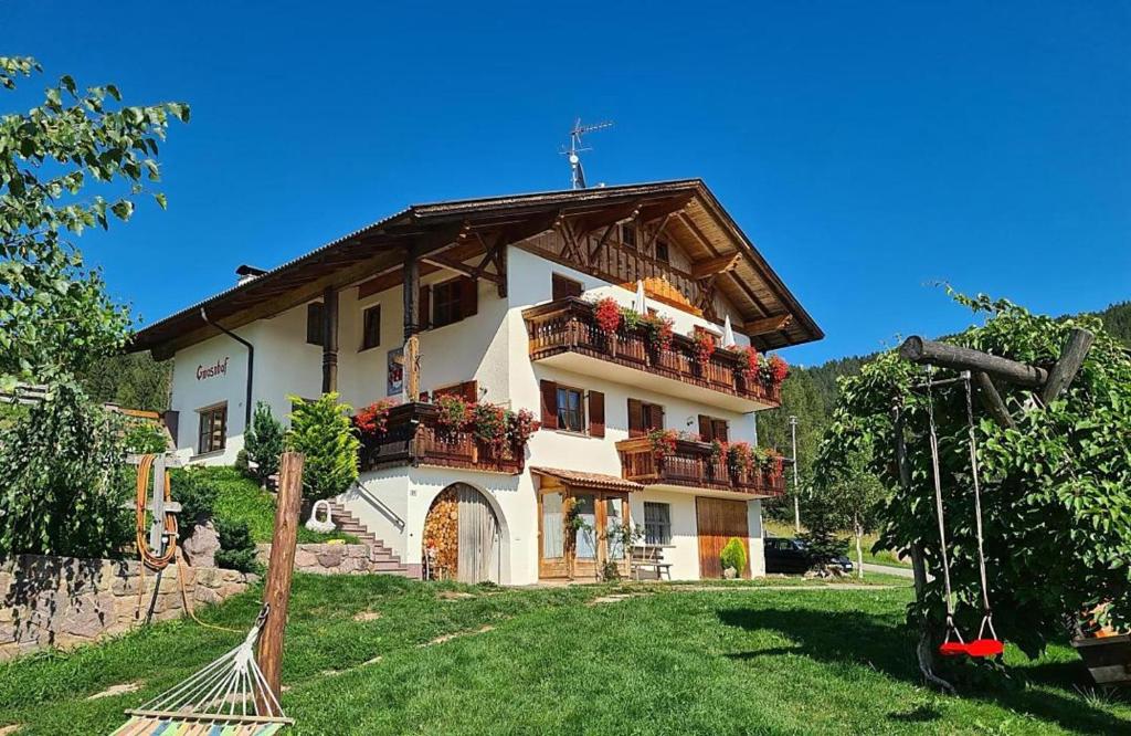 a house with flowers on the front of it at Gmosnhof Mölten in Meltina