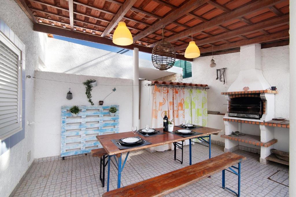a dining room with a table and a bench at Lemons Apartment in Carvoeiro