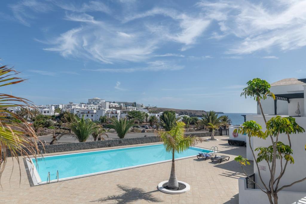 a swimming pool with a view of the ocean at Casa Bidasoa 35 in Playa Blanca