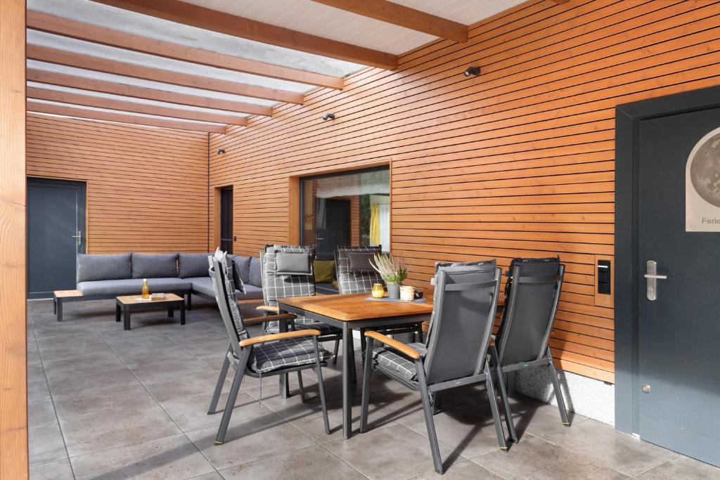 a dining room with a table and chairs at Ferienhäuser im Sternenpark am See in Lochow