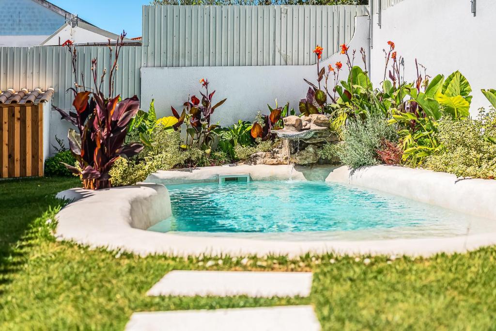 a small pool in the middle of a yard at Casa do Rei - Charneca in Charneca