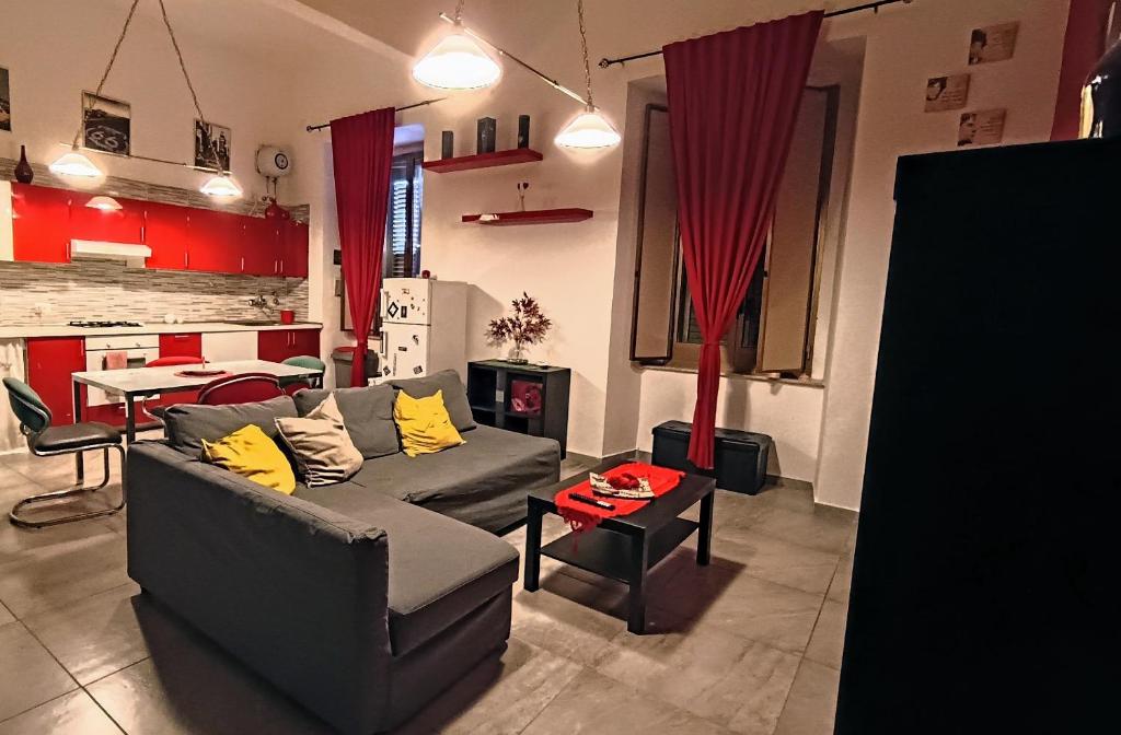 a living room with a couch and a kitchen at Casa baja in Bacoli