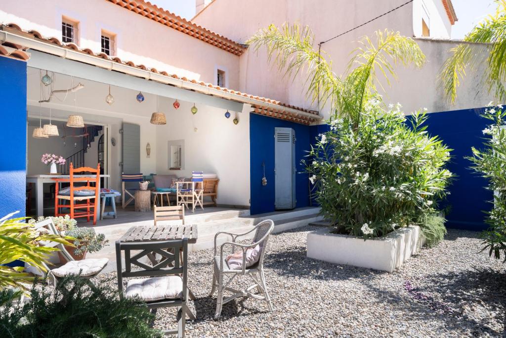 a patio in a house with chairs and plants at Villa Baliba in Hyères