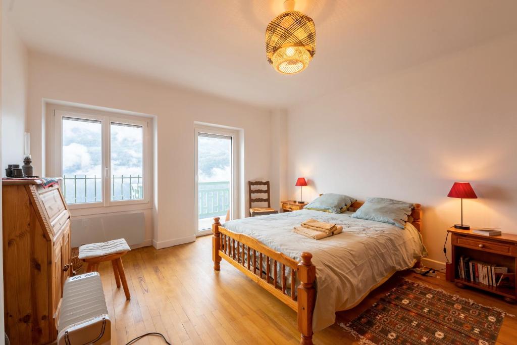 una camera da letto con un letto e una grande finestra di Volets Verts a Aime La Plagne