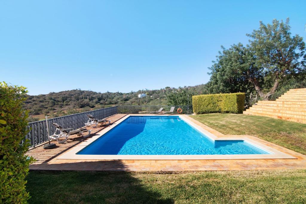 a swimming pool in the backyard of a house at Casa no Campo com vista mar in Loulé