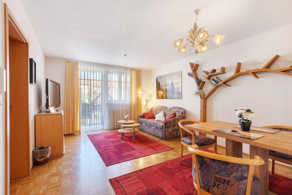 a living room with a table and a couch at Ferienwohnung Südschwarzwald in Bräunlingen