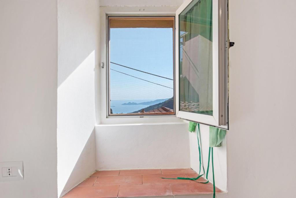 ein Fenster in einem Zimmer mit Blick auf das Meer in der Unterkunft Tavernetta in campagna in Zoagli