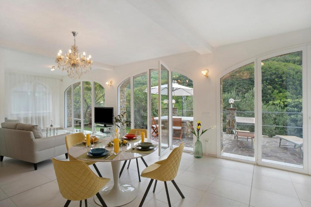 a dining room and living room with a table and chairs at Loggia Oliveto in Casanova Lerrore