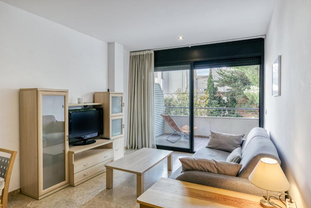 a living room with a couch and a tv at Maritimo in Llança
