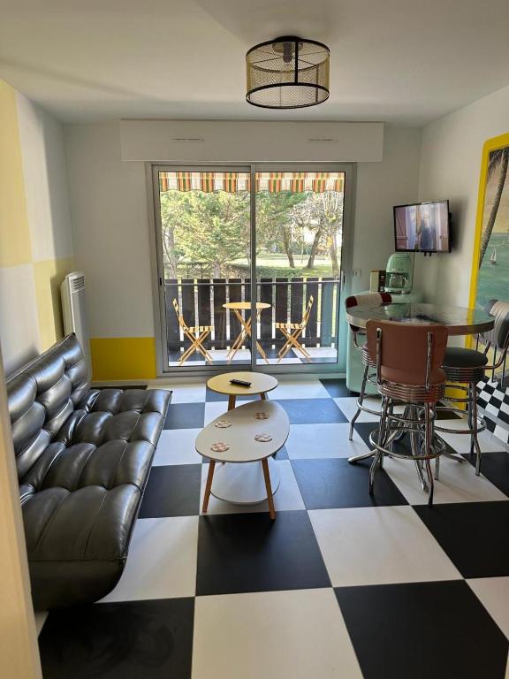 Зона вітальні в Studio Sixties