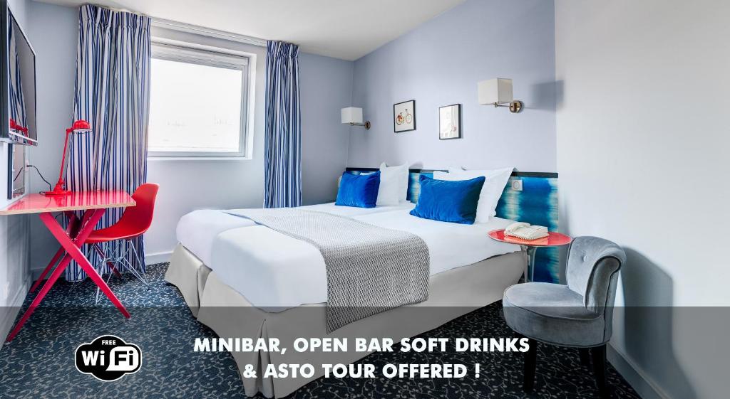 Habitación de hotel con cama y silla en Hotel Acadia - Astotel en París