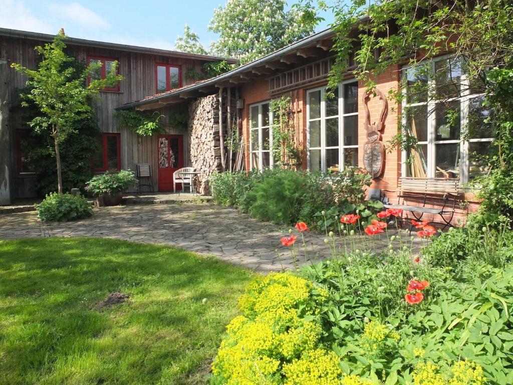 a garden in front of a house at Atelierwohnung Hof Kranichmoor in Horst