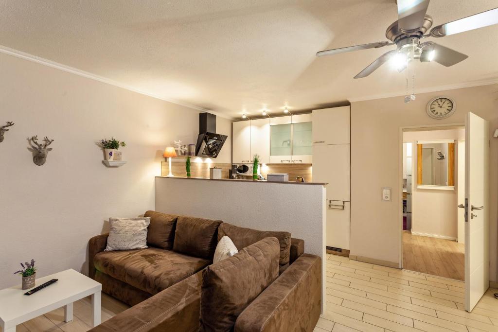 a living room with a couch and a kitchen at Ferienwohnung Bergidyll in Schmallenberg