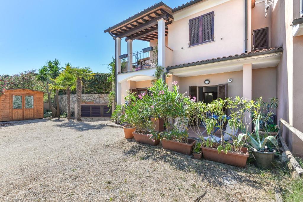 a house with plants in front of it at Appartamento Thomas in Capoliveri