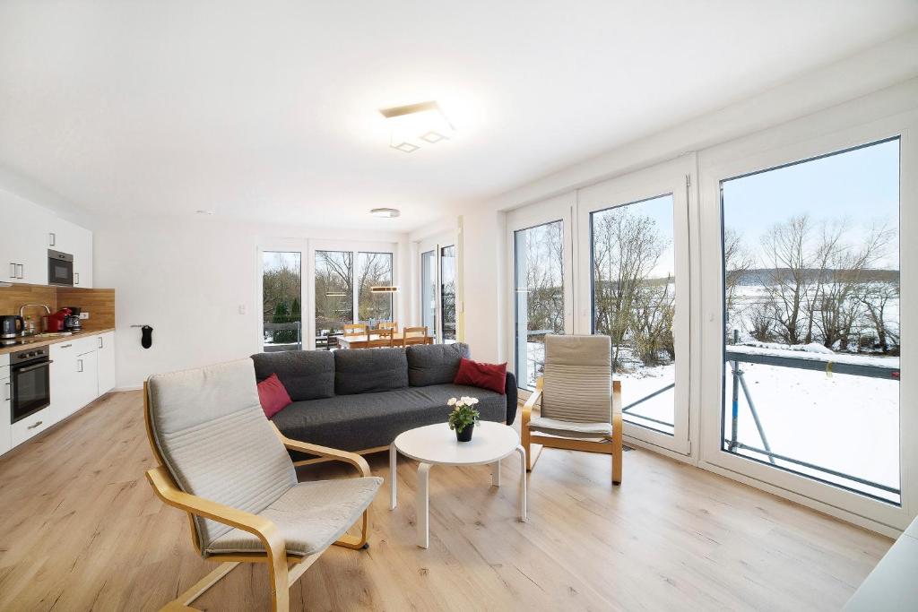 a living room with a couch and two chairs at Ferienwohnung Leineufer in Friedland
