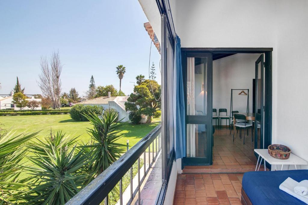 a balcony with a view of a yard at Pedras Del Rei 8 in São Pedro