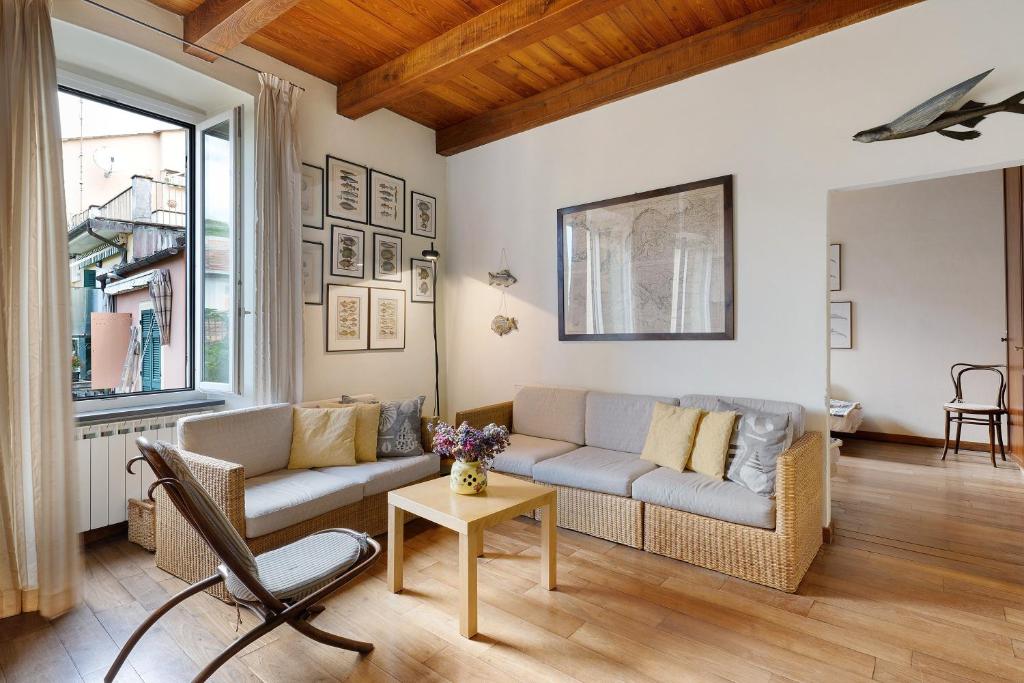 a living room with a couch and a table at Chéz Dede in Levanto