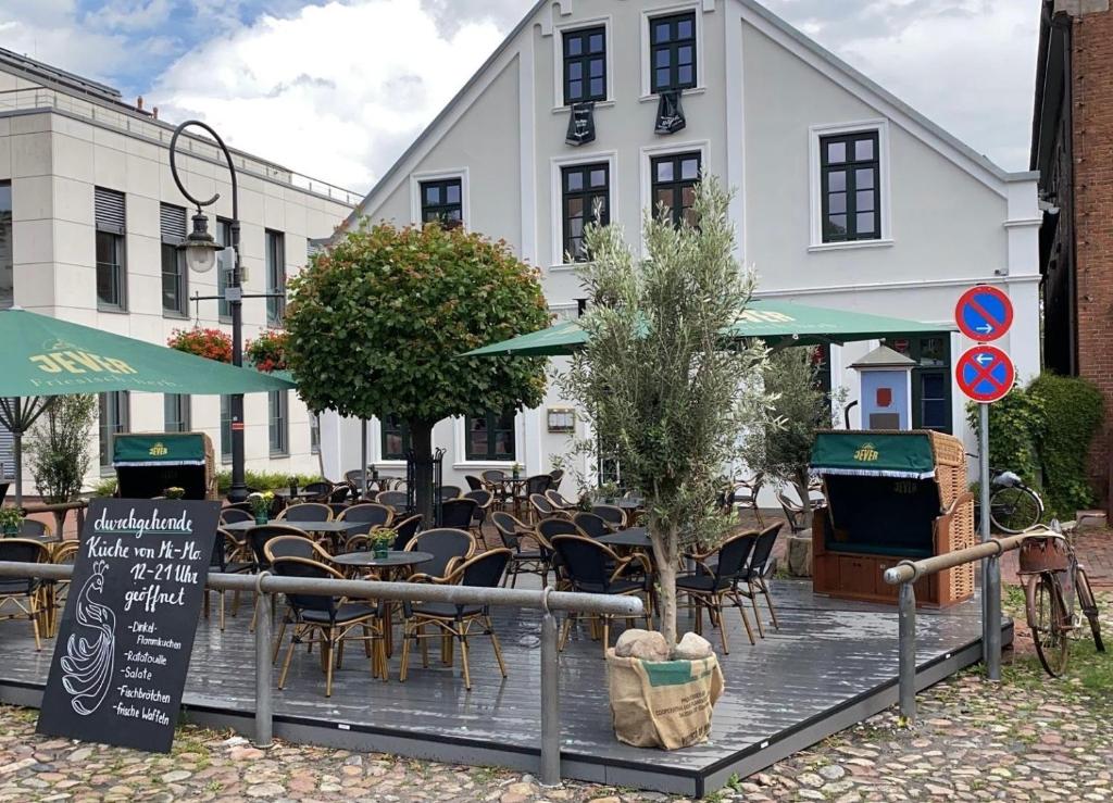 Eine Gruppe von Tischen und Stühlen vor einem Gebäude in der Unterkunft Jever Auszeit in Jever