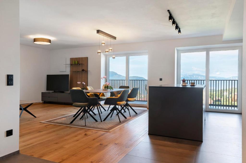 a kitchen and dining room with a table and chairs at Apartment Anna in Soprabolzano