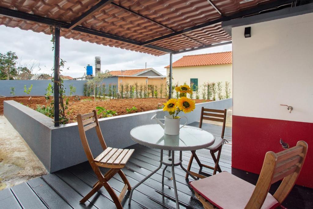 a patio with a table and chairs on a deck at Litlle Zen House in Santana