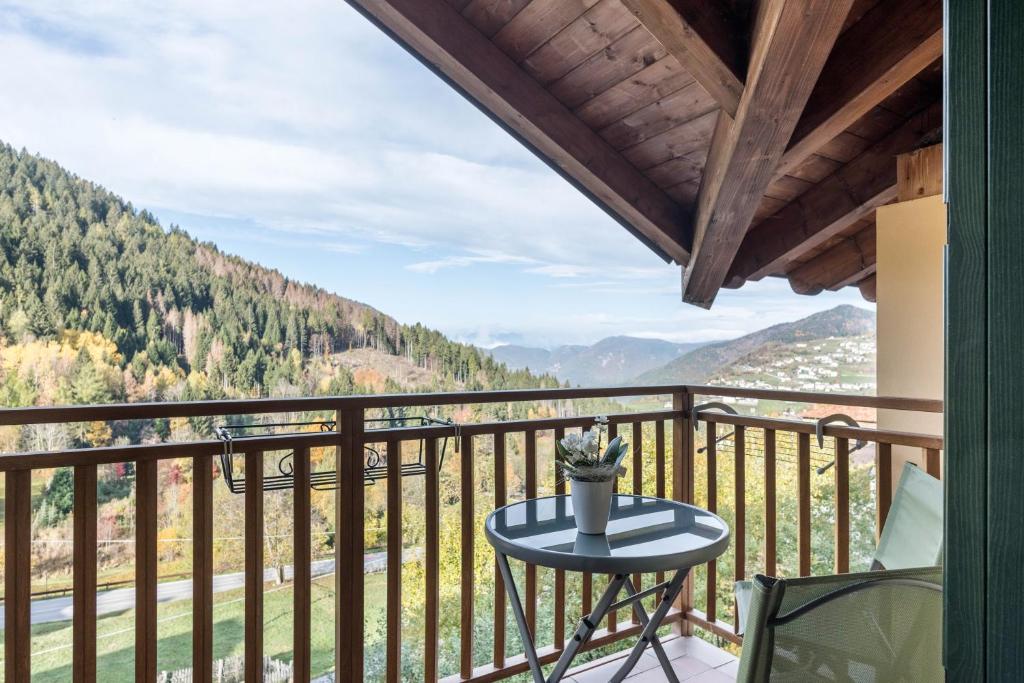 a balcony with a table and a view at Dimora La Quiete in Bedollo