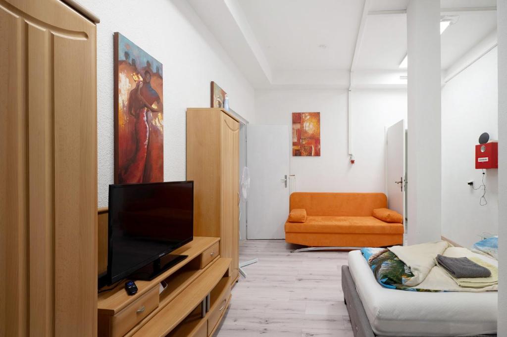 a living room with a television and a couch at an der Mosel in Kaisersesch