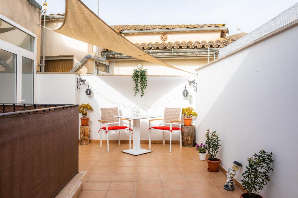 a courtyard with a table and chairs in a building at Sa Mina in Santa Margalida