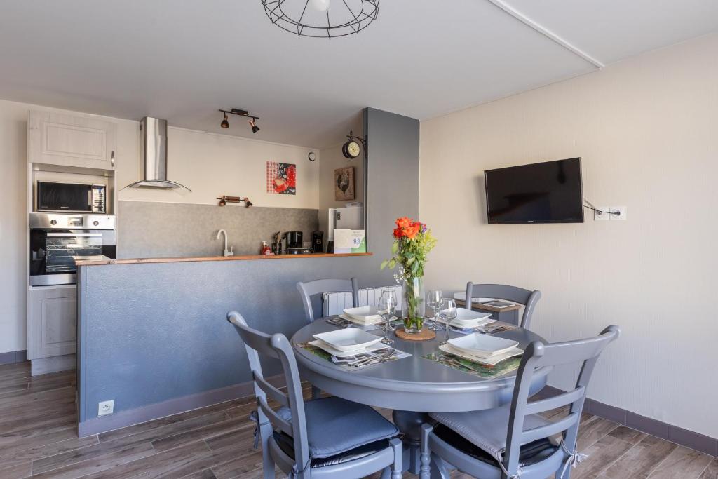 a kitchen and dining room with a table and chairs at Gîte À L'aube - 3 chambres in Saint-Aignan