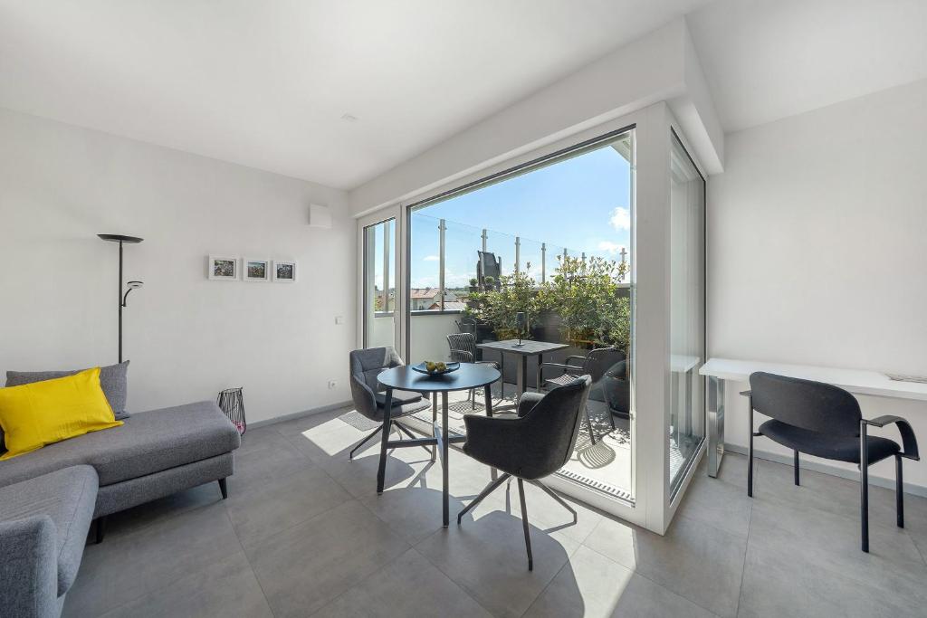 ein Wohnzimmer mit Sofa und Tisch in der Unterkunft Katharinenbergblick in Endingen
