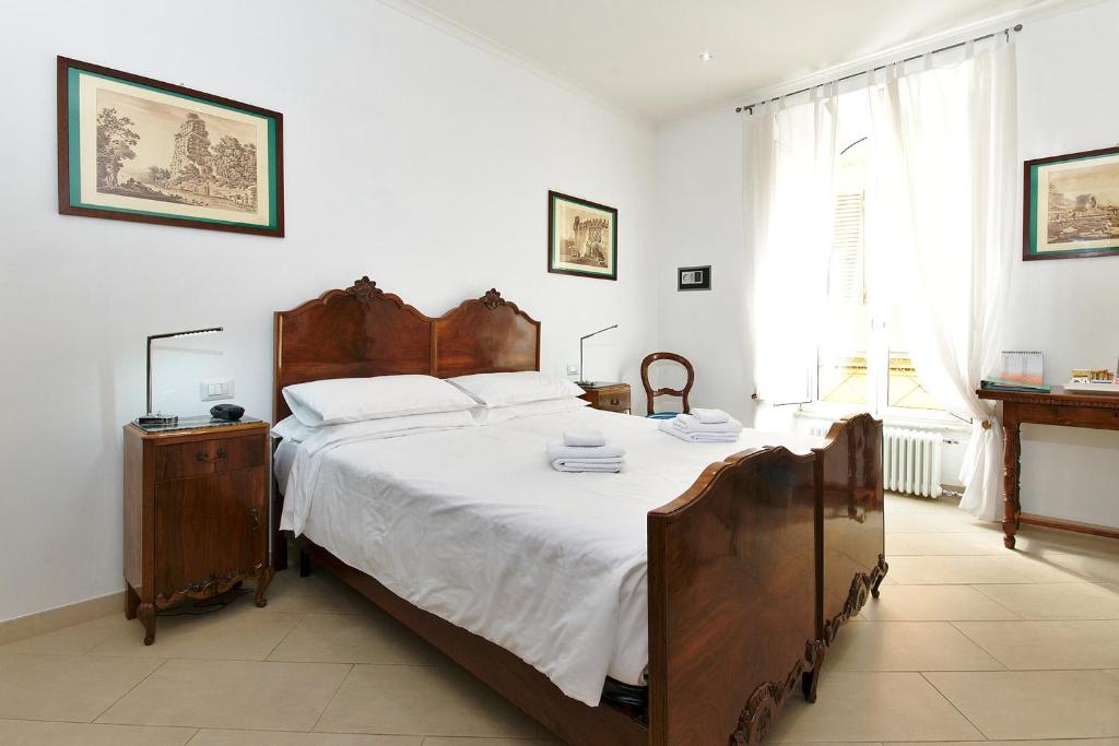 - une chambre avec un grand lit et des draps blancs dans l'établissement Roma Borgo91, à Rome