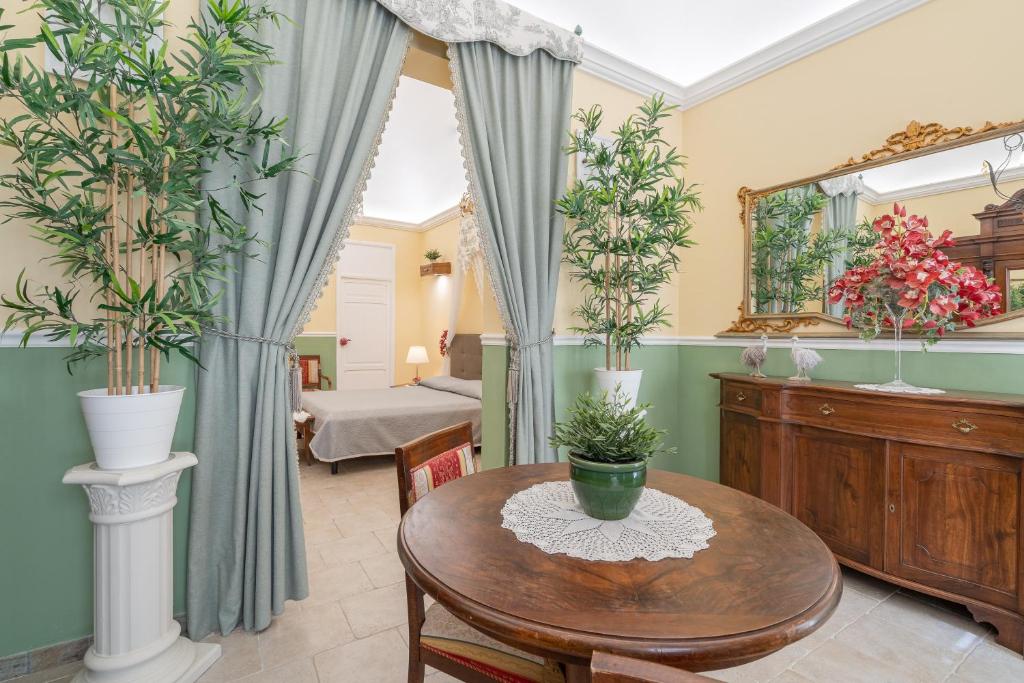 a living room with a table and potted plants at Pomona Noto in Noto