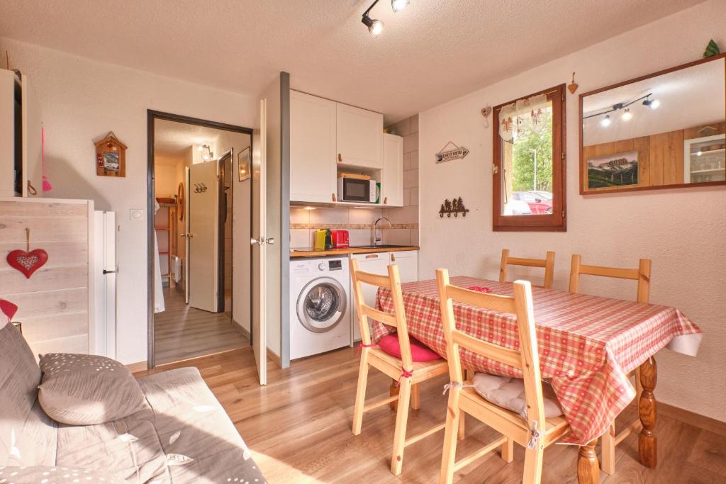 a kitchen and dining room with a table and chairs at Appartement Le Serpaton in Gresse-en-Vercors