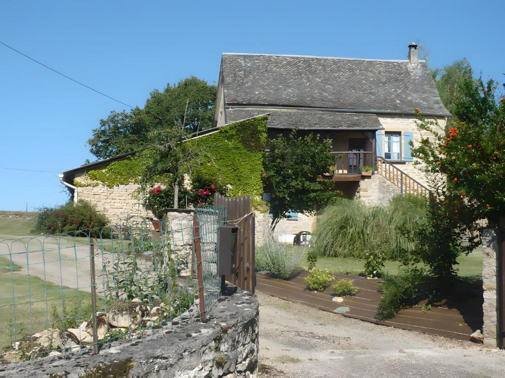 a house with a fence in front of a yard at Maison Typique Au Calme in Coubisou