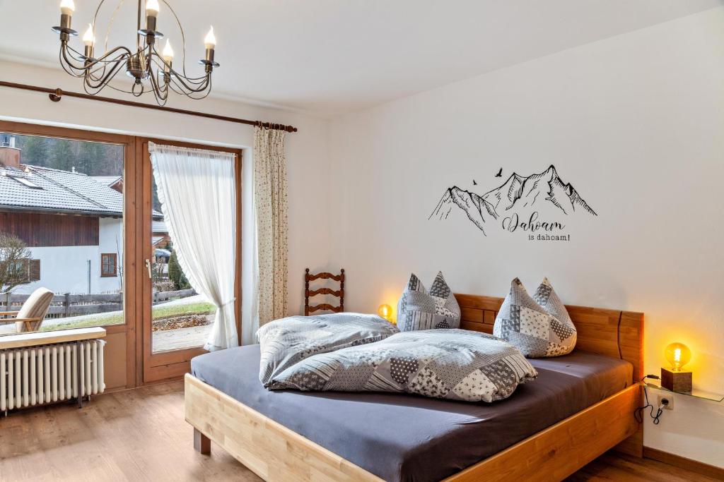 a bedroom with a bed and a window at Aschaubichl - Wohnung Silberdistel in Grainau