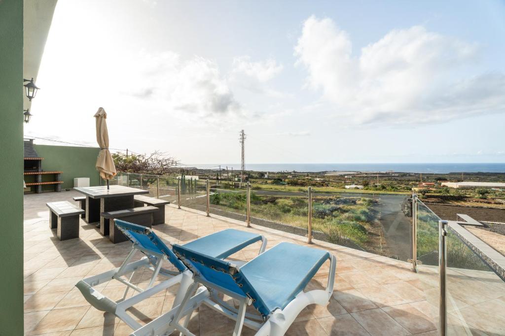 a patio with two chairs and a table on a balcony at Casa Miramar in Frontera