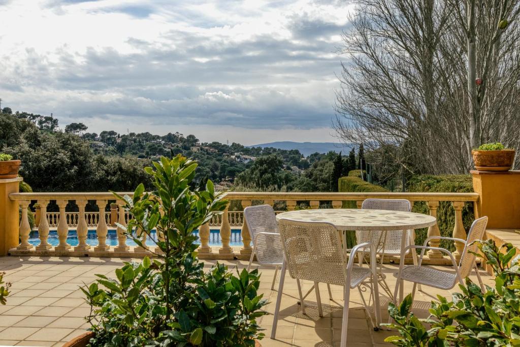 a patio with a table and chairs on a balcony at Apartamento Bajo 3 in Begur