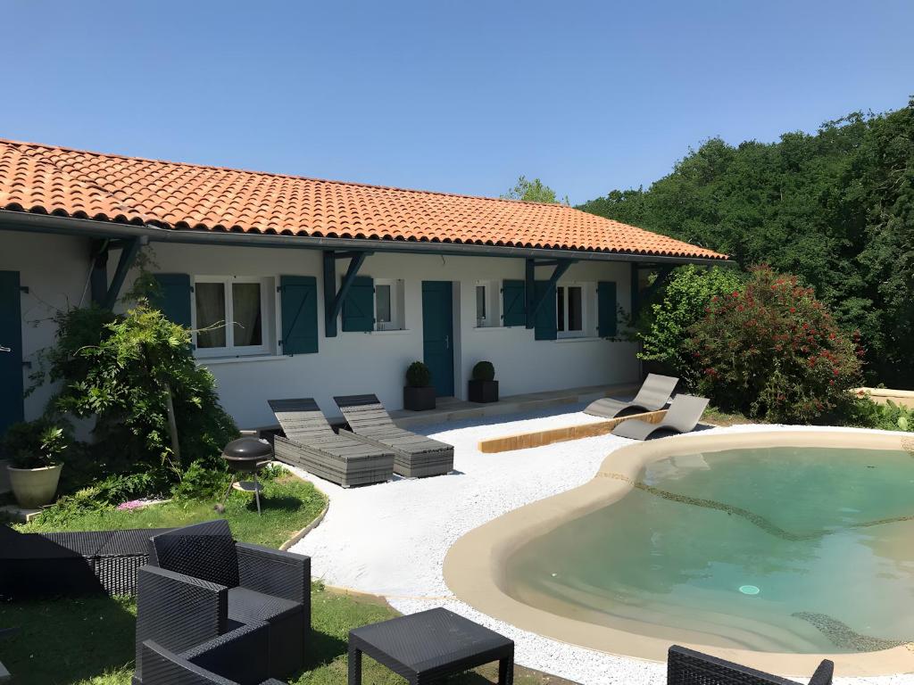 a villa with a swimming pool and a house at Maison Amalur in Arcangues