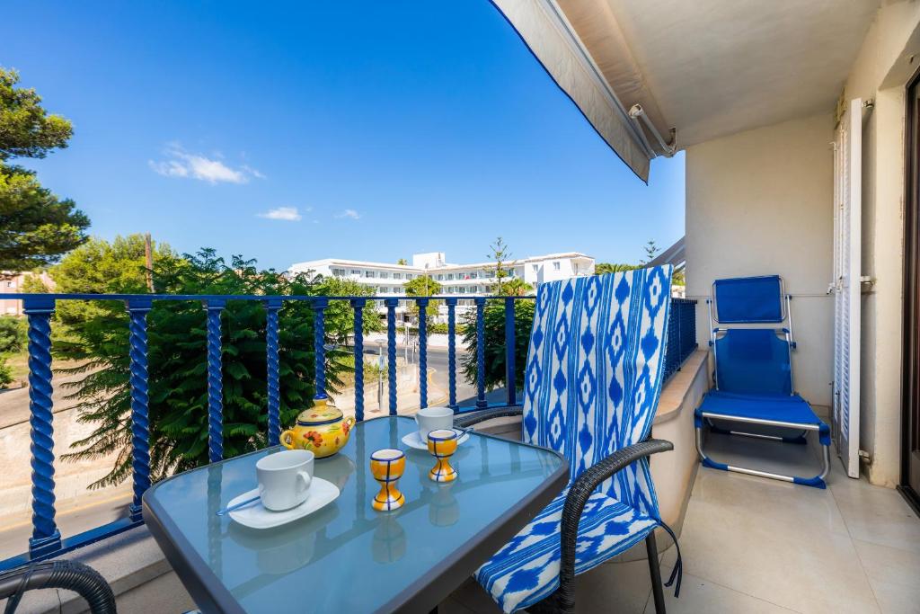 a balcony with a table and chairs on a balcony at Neo in Cala Ratjada